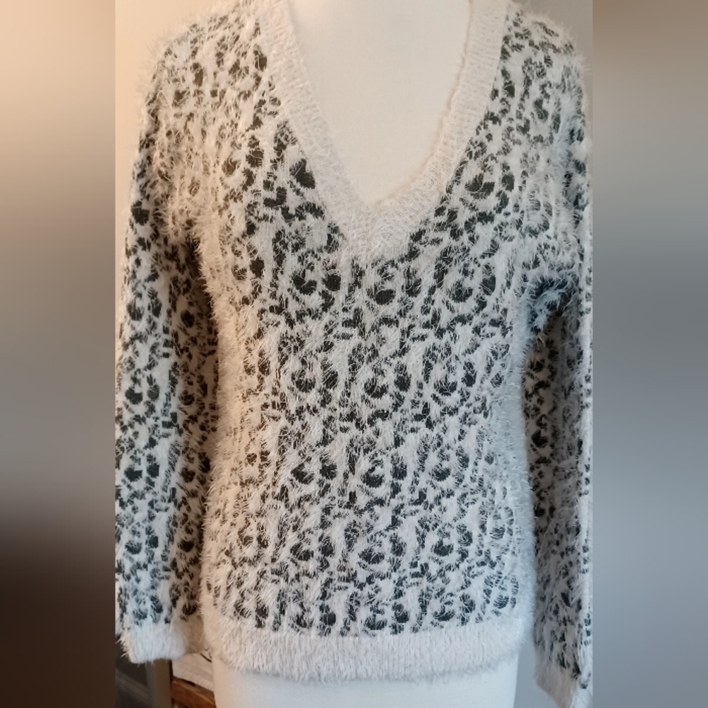White Mark Fuzzy V-Neck Sweater in Black and White Sz M  #H13